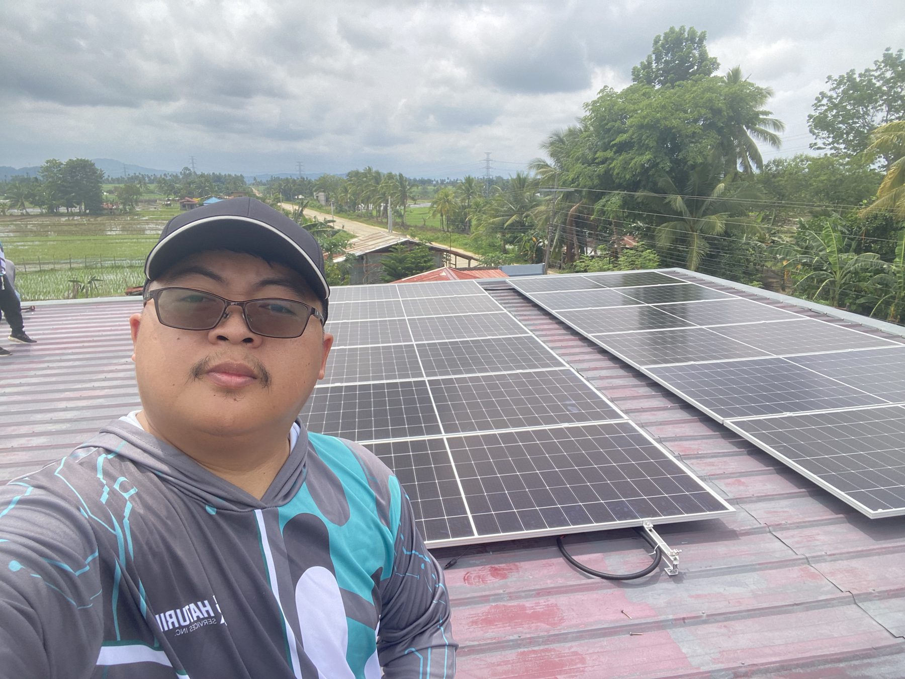 Technician on the roof with newly installed solar panels in Delapa